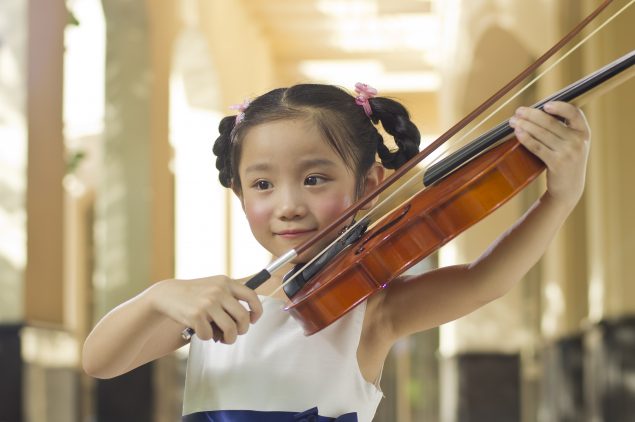 girl playing violin